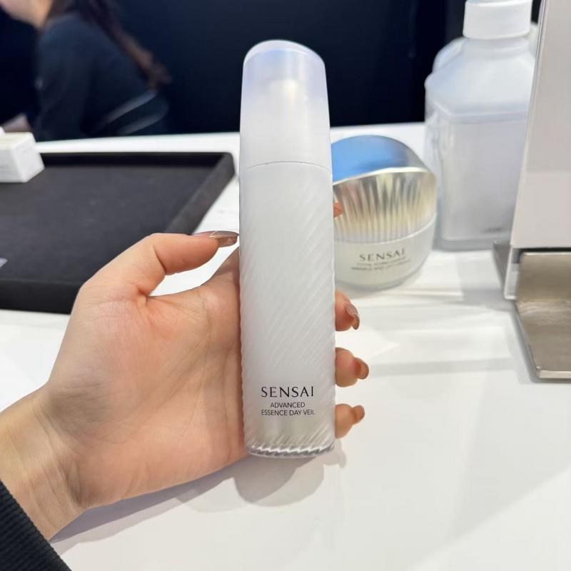 代购：嘉娜宝SENSAI丝光溢彩 新发售新款 弹滑防晒美容液 日中用美容液 40ml spf50